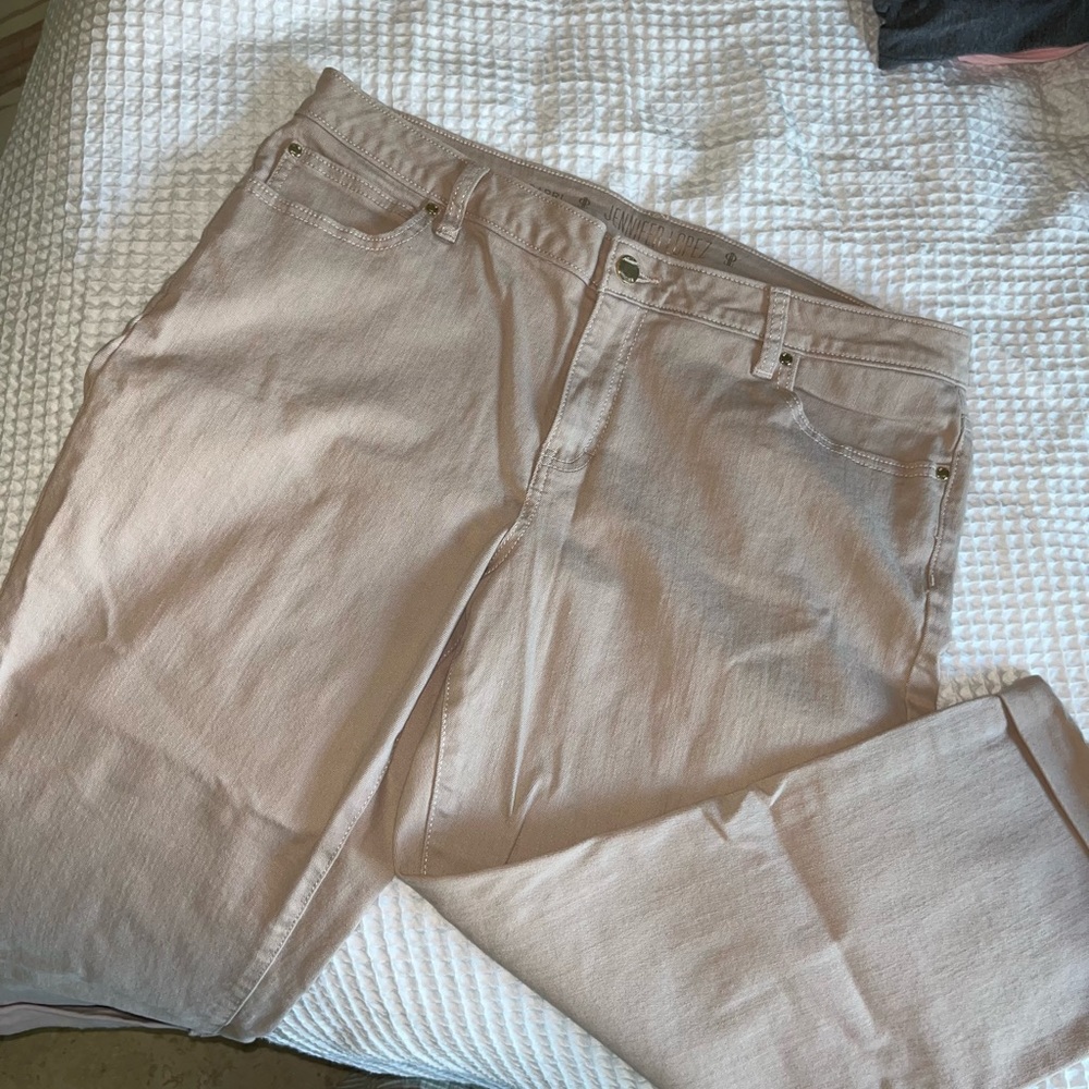 Khaki Jennifer Lopez capris